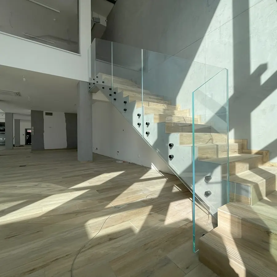 Balustrada szklana przy schodach — loft