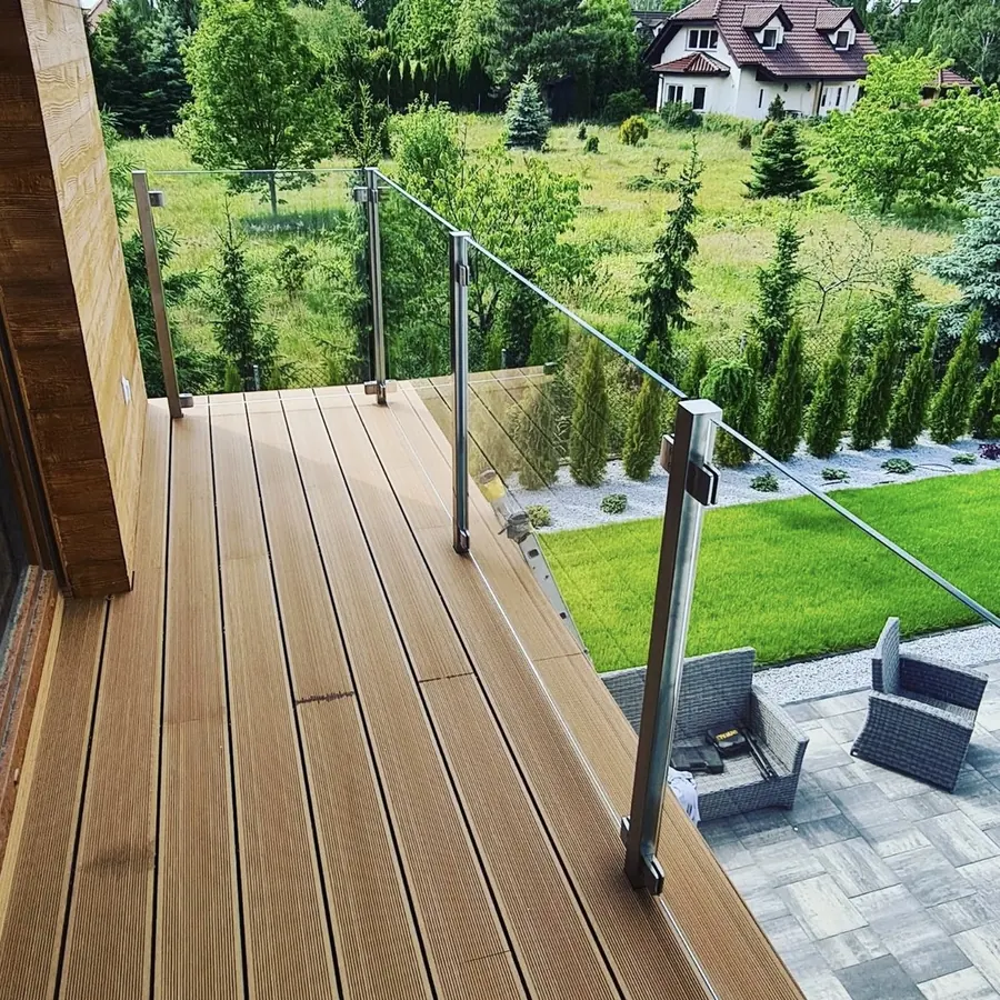 Balustrada szklana na słupkach na tarasie drewnianym