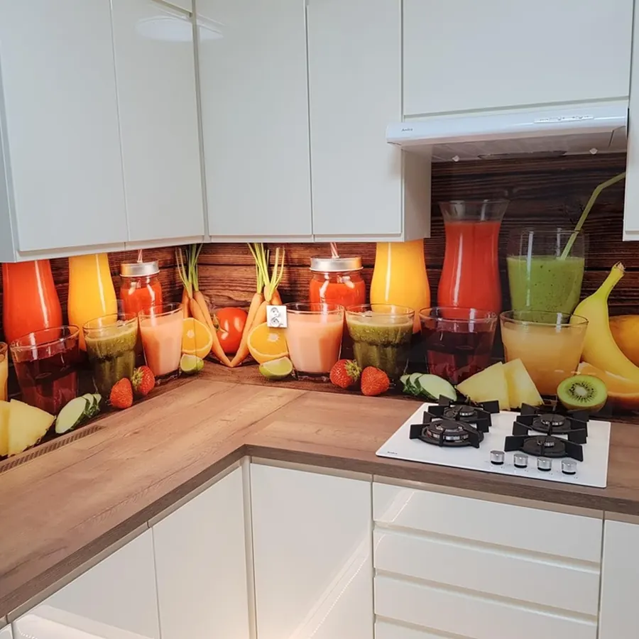 Kolorowa grafika smoothie na szkle w kuchni