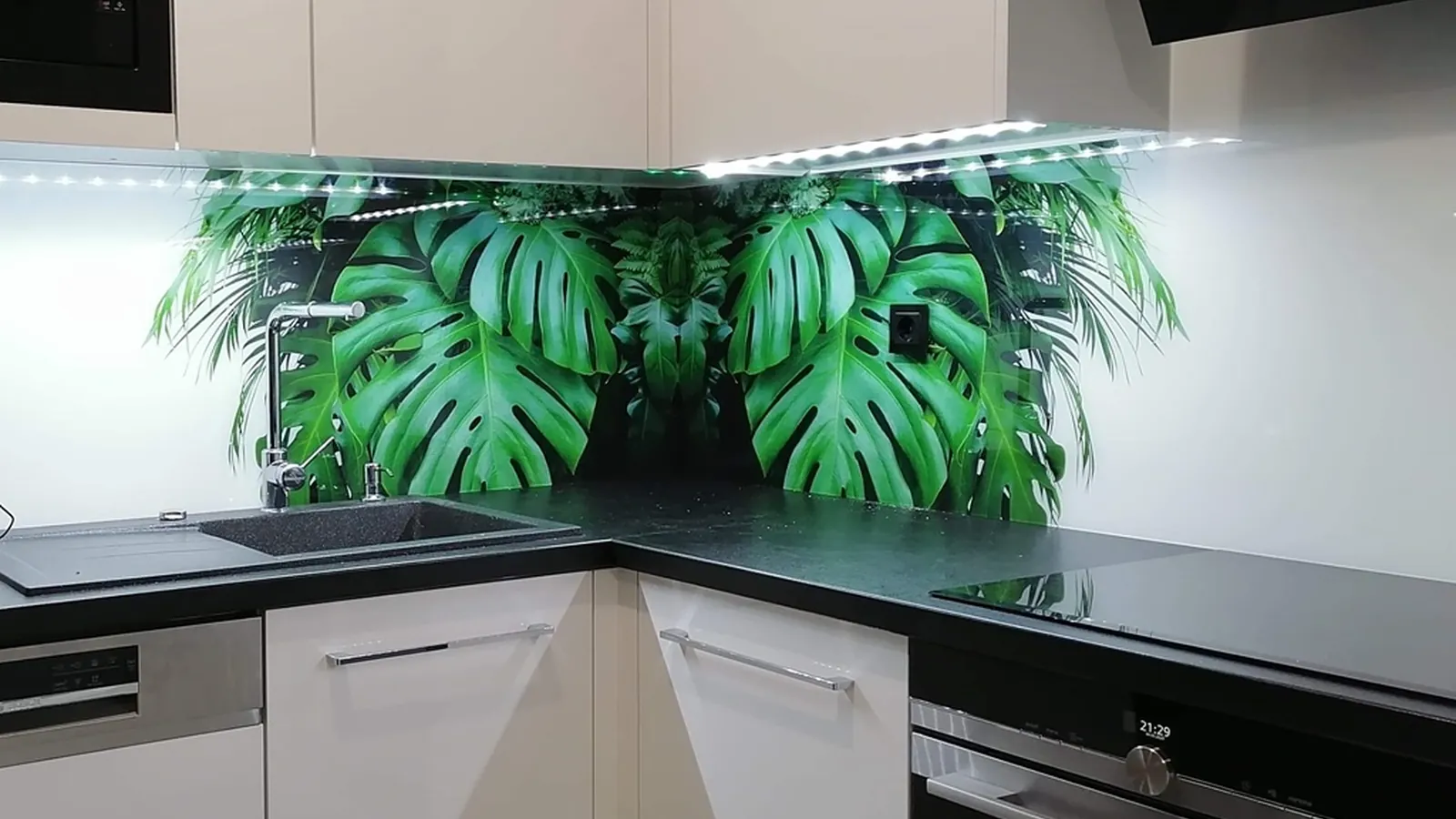Panel szklany z grafiką w kuchni — realizacja SzkłoBDG