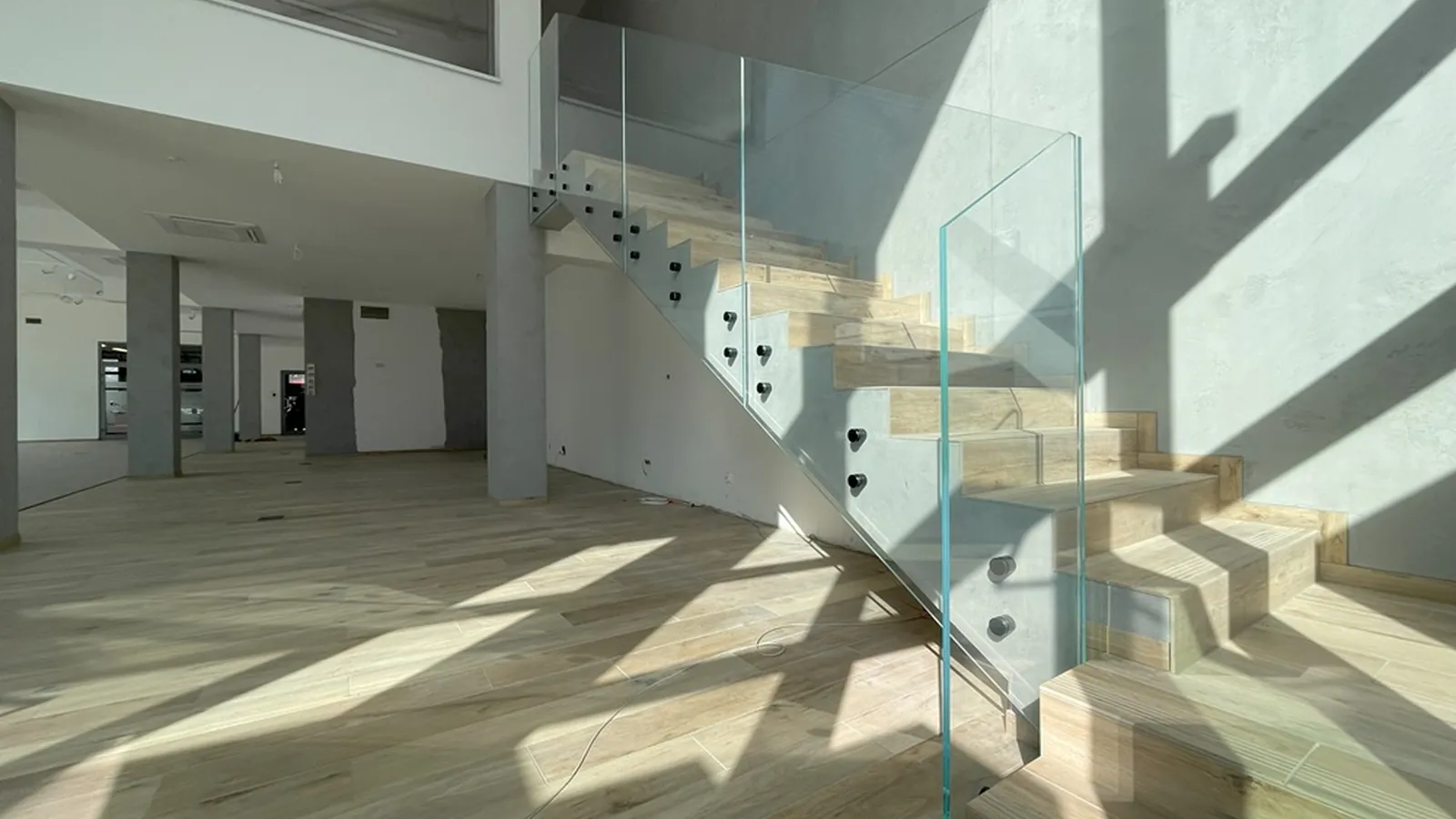 Balustrada szklana przy schodach — realizacja SzkłoBDG
