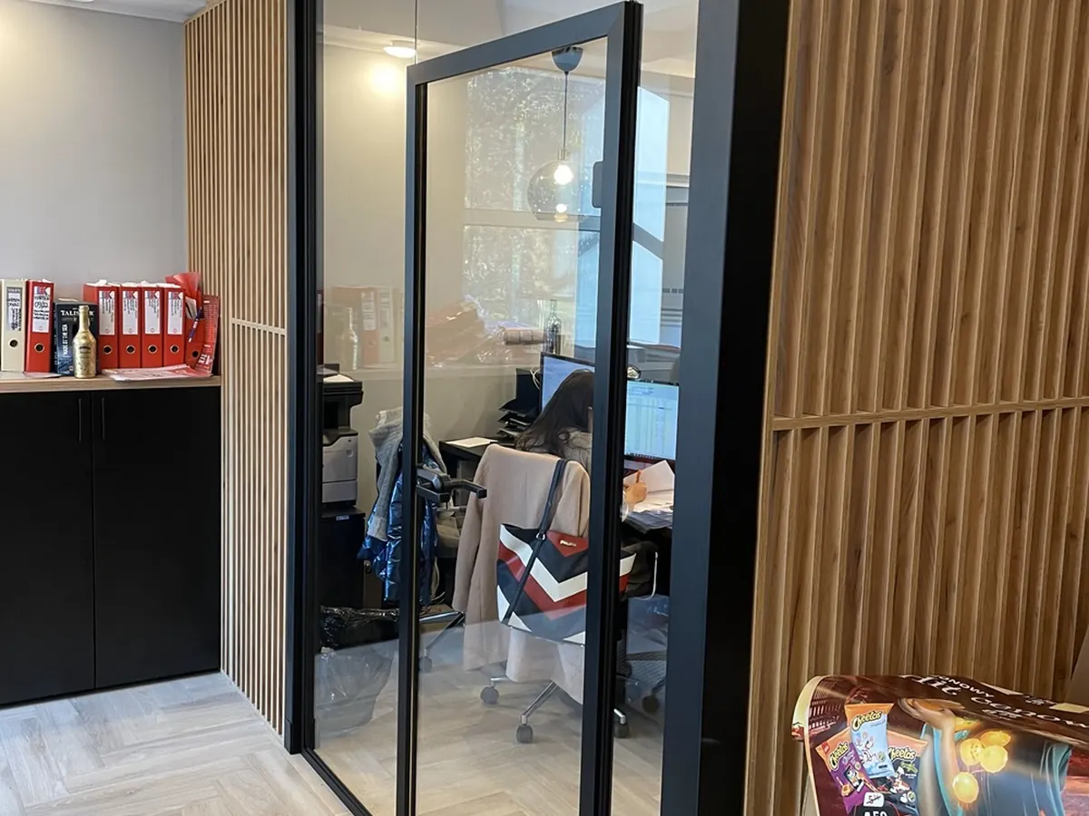 Zabudowa szklana w biurze — realizacja B2B Bydgoszcz